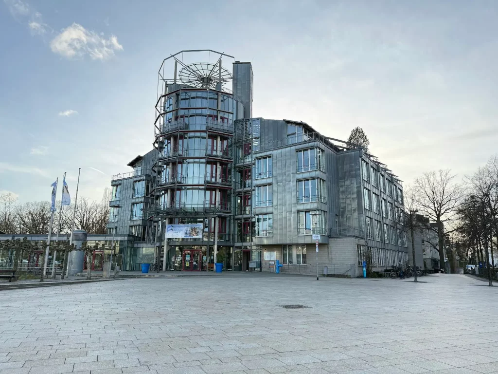 Modernes Rathaus in Kaarst mit offenem Vorplatz im Stadtzentrum