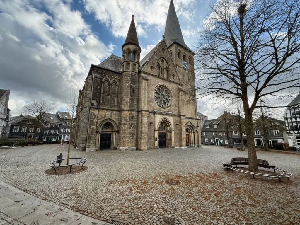 Historische Altstadt von Mettmann mit Kirche St. Lambertus und Kopfsteinpflaster