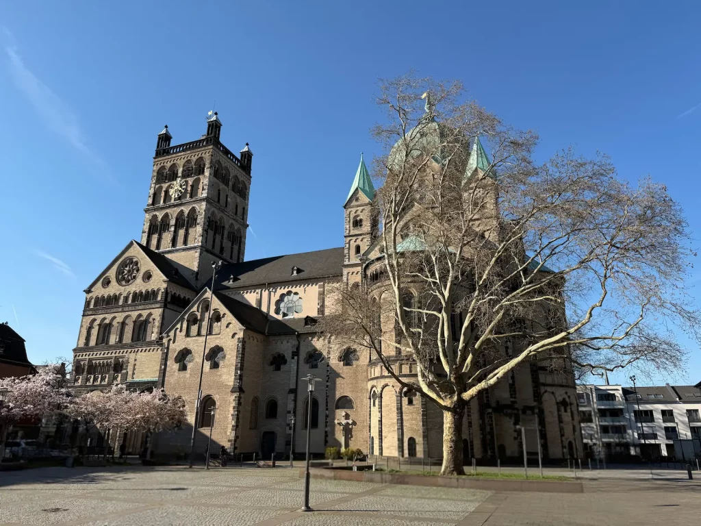 Quirinus-Münster in Neuss mit historischem Platz im Stadtzentrum