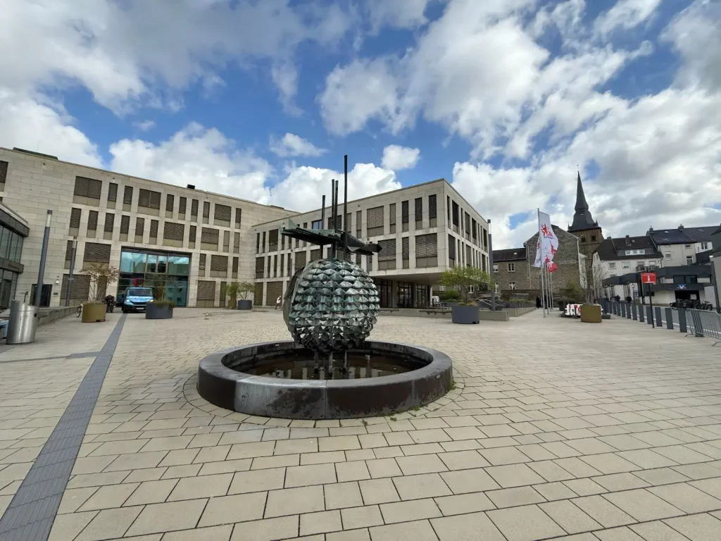Rathausplatz in Ratingen mit Brunnen und moderner Architektur im Stadtzentrum“