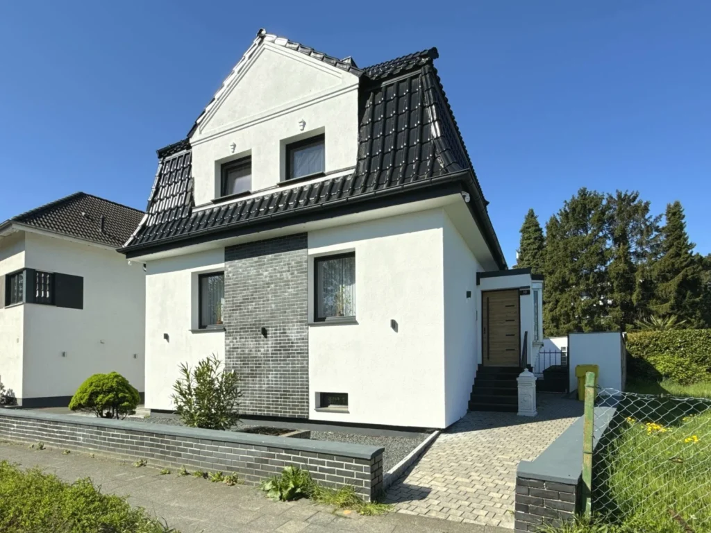 Frontansicht des freistehenden Einfamilienhauses