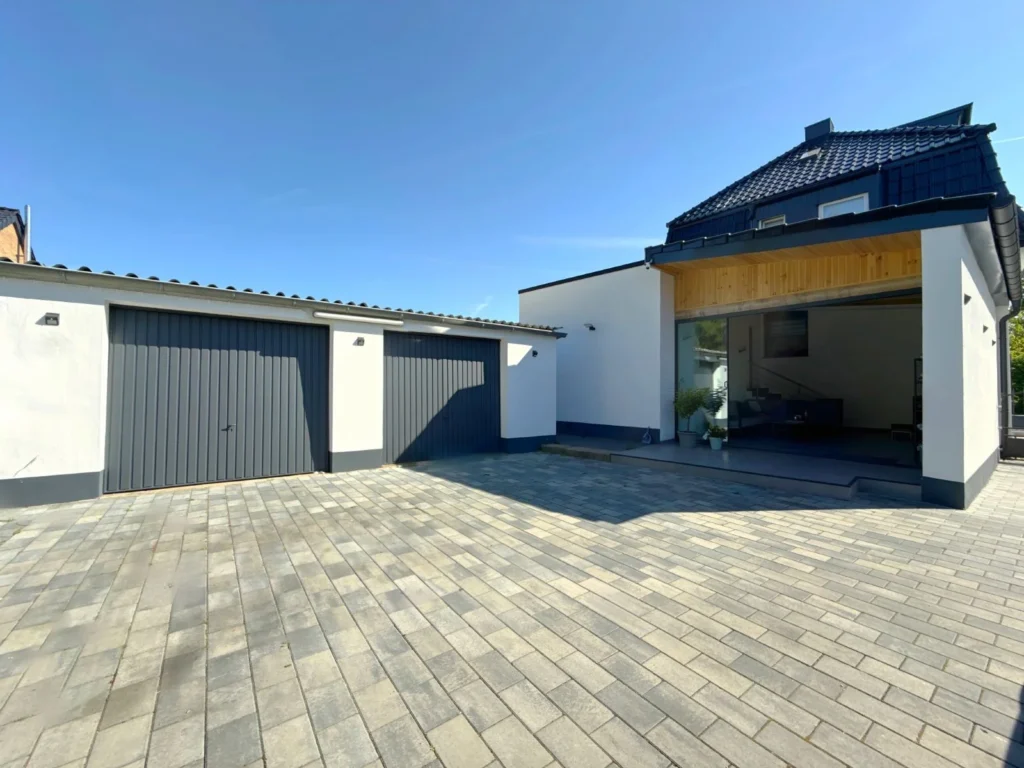 Hofbereich mit Doppelgarage und überdachter Terrasse