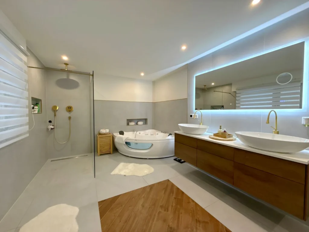 Modernes Badezimmer mit Doppelwaschtisch und Badewanne