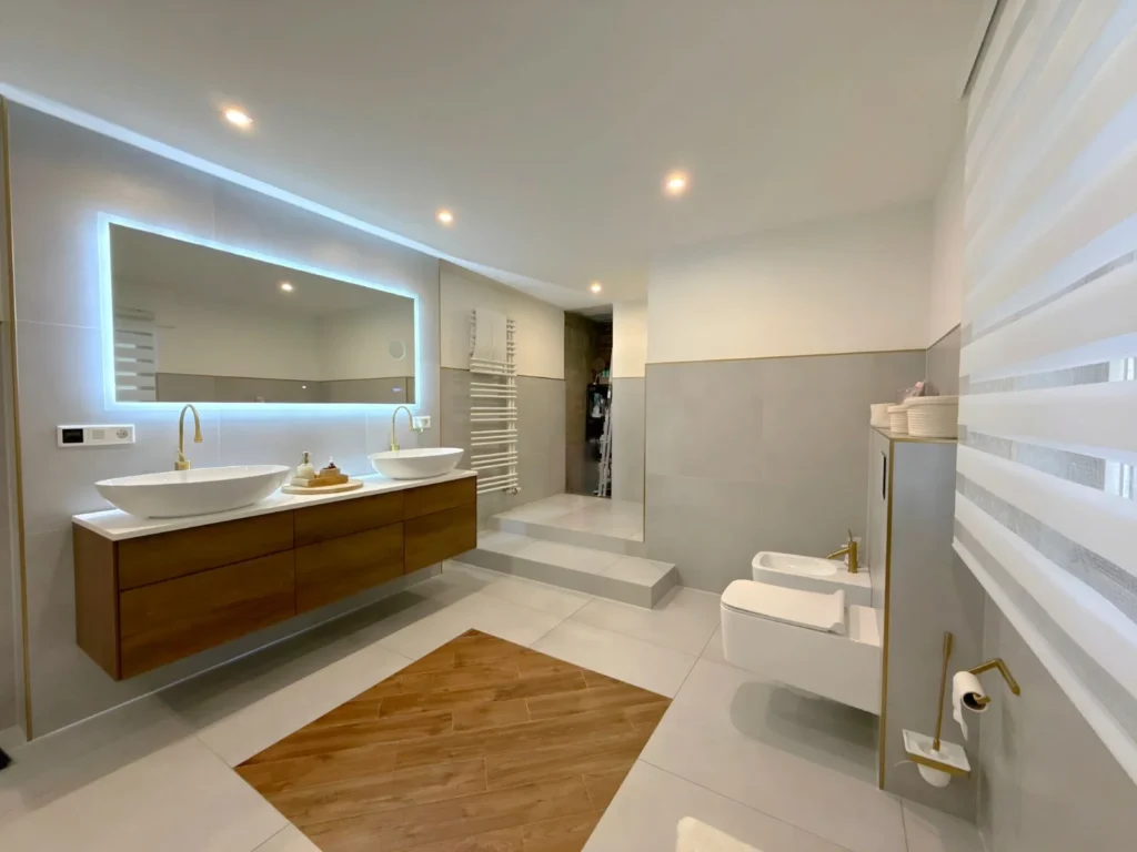 Großzügiges Wellnessbad mit bodengleicher Dusche