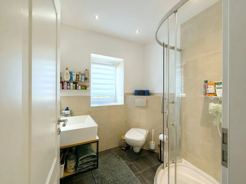Helles Badezimmer im Obergeschoss mit Dusche