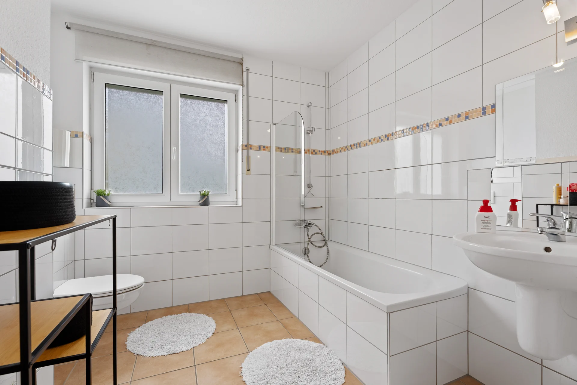 Großzügiges Familienbad mit Eckbadewanne und Dusche
