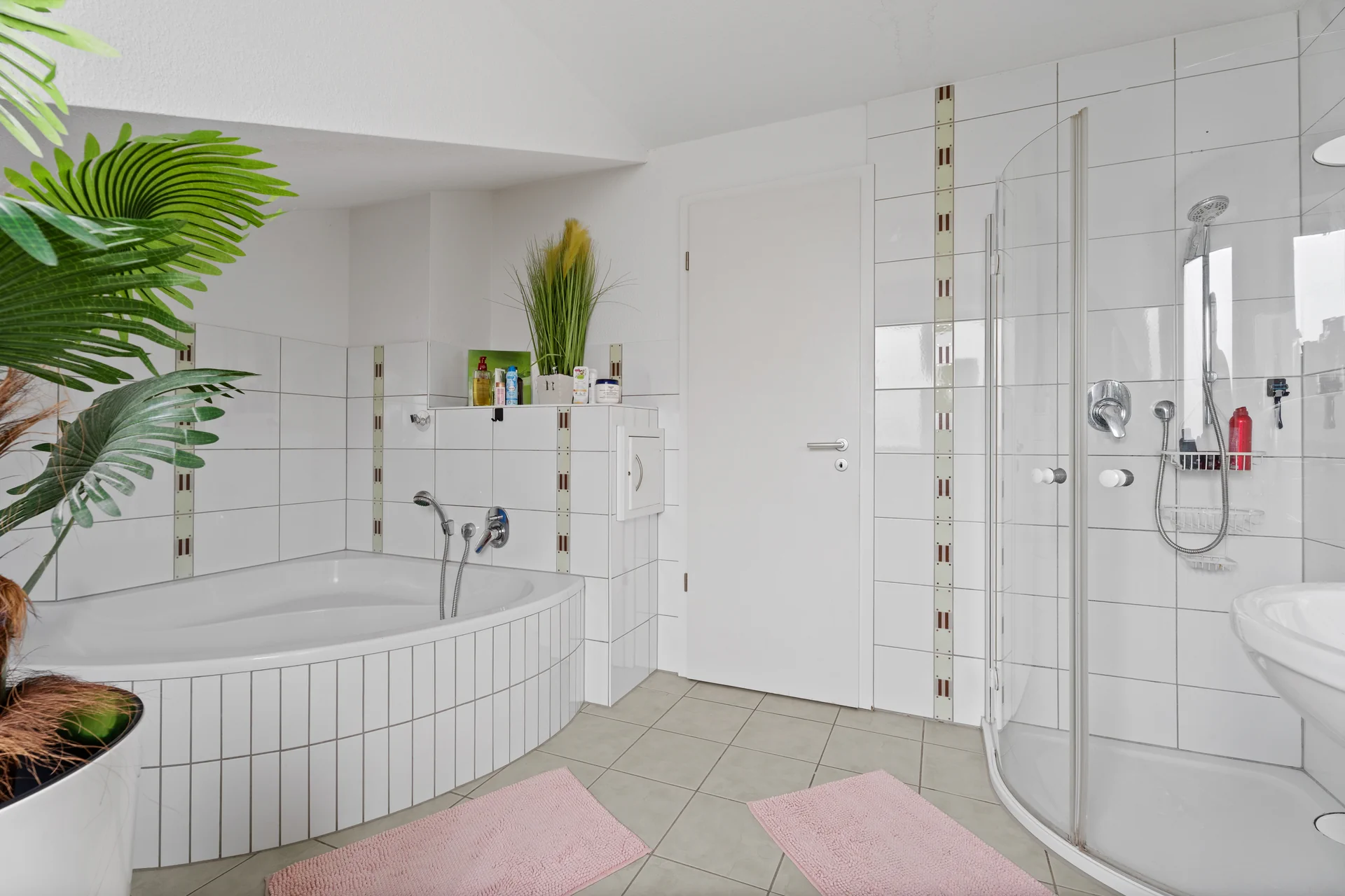 Modernes Badezimmer im Dachgeschoss mit Badewanne und Tageslicht