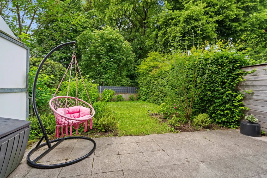 Sonniger Garten mit Terrasse und viel Privatsphäre