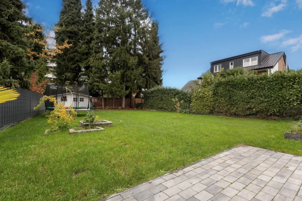 Großzügiger Garten mit viel Platz für Familie und Freizeit