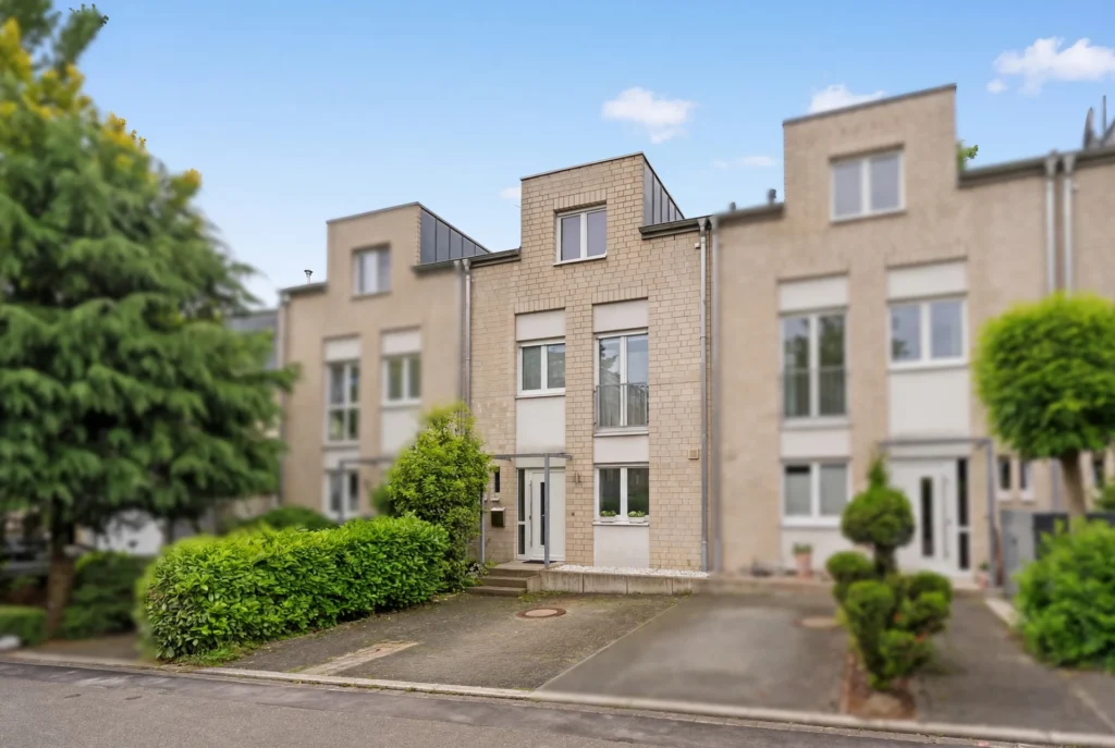 Moderne Hausansicht des gepflegten Reihenhauses