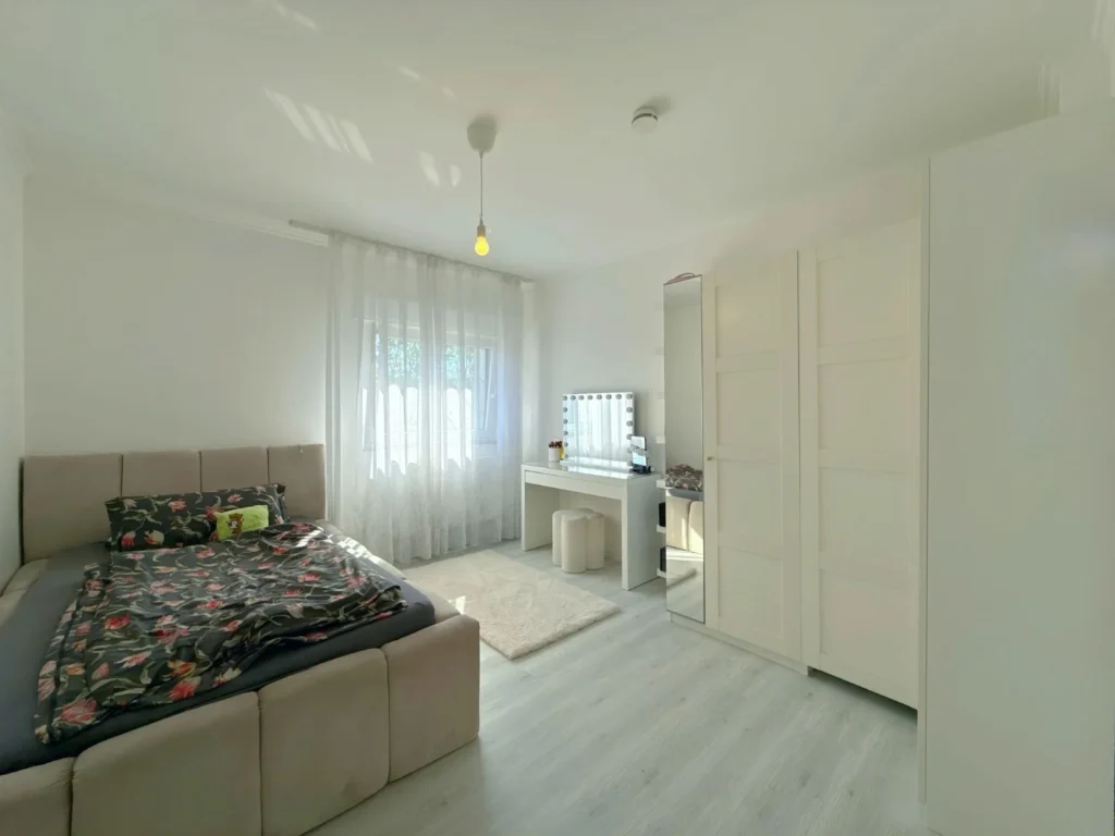 Freundlich gestaltetes Kinderzimmer mit Tageslicht