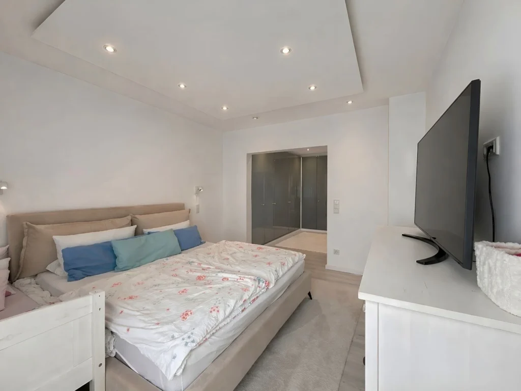 Schlafzimmer mit integriertem Ankleidebereich