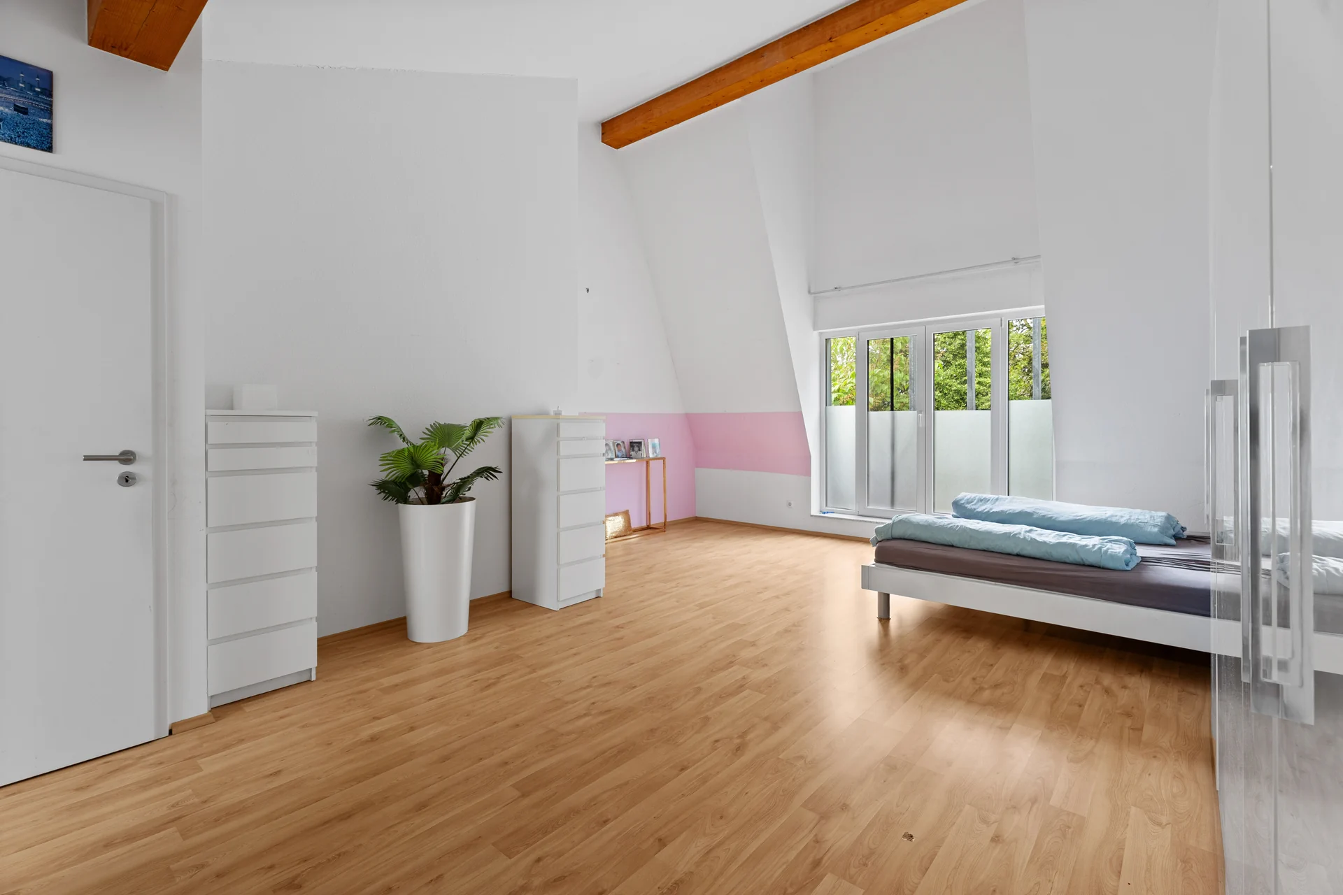 Helles Elternschlafzimmer mit hoher Decke und Zugang zur Loggia