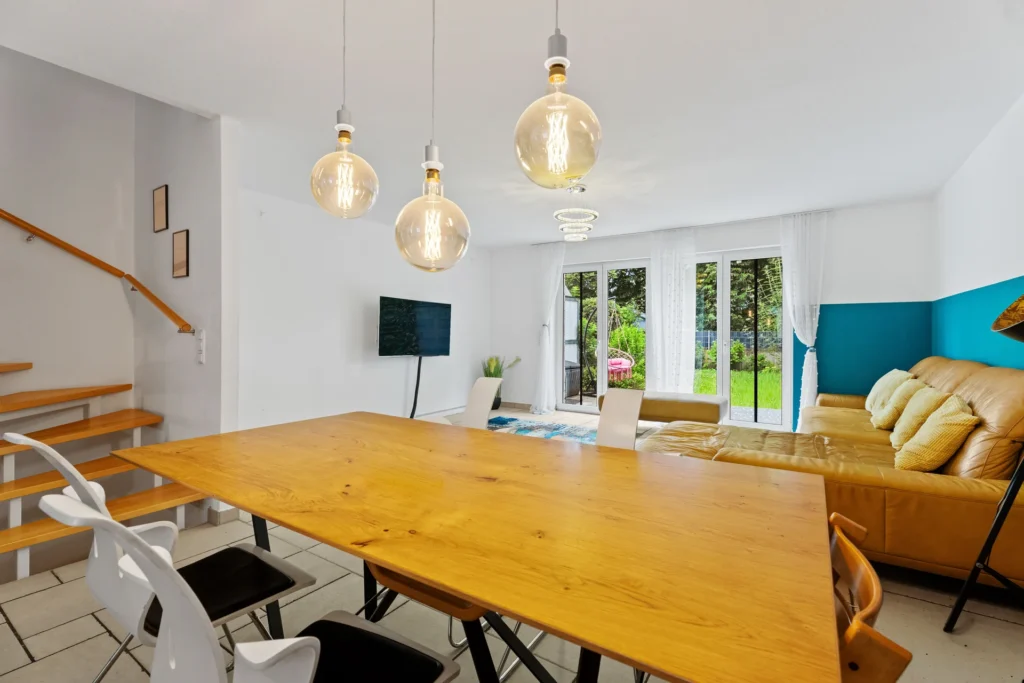 Offener Wohn- und Essbereich mit Blick auf Terrasse und Garten