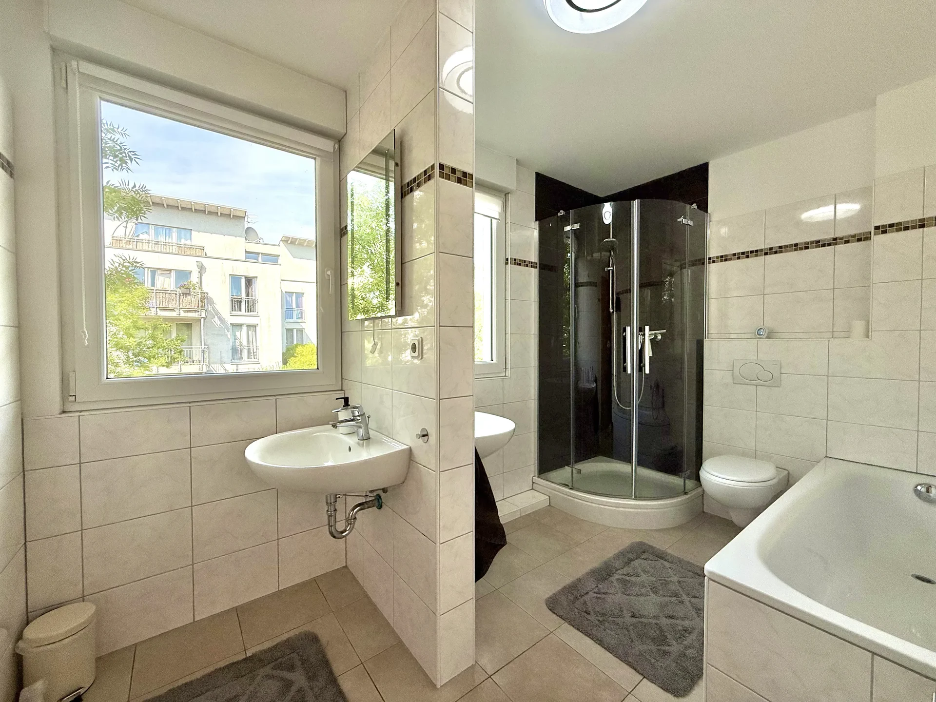 Modernes Badezimmer mit Dusche, Waschbecken und Dachfenster