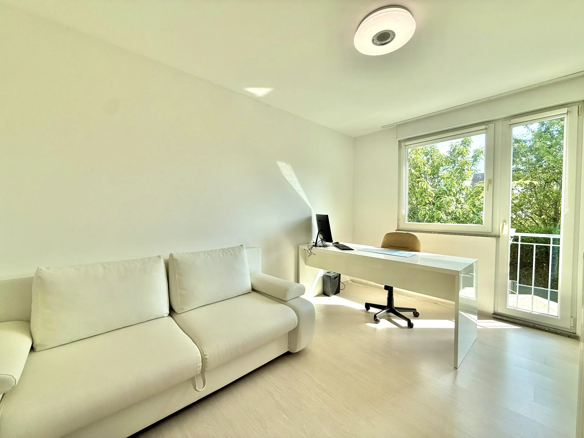 Helles Büro oder Arbeitszimmer im Obergeschoss