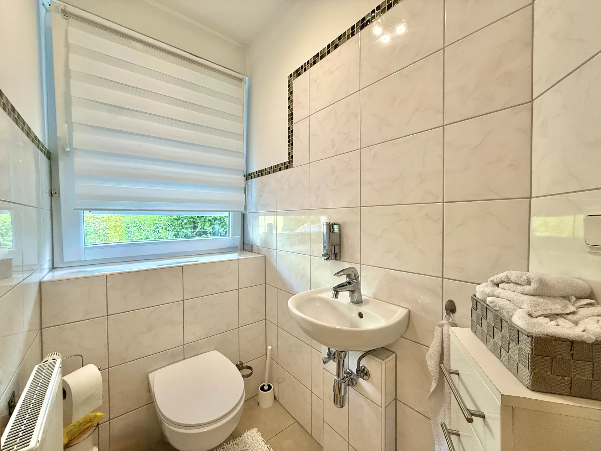 Gäste-WC im Erdgeschoss mit Waschbecken und Fenster
