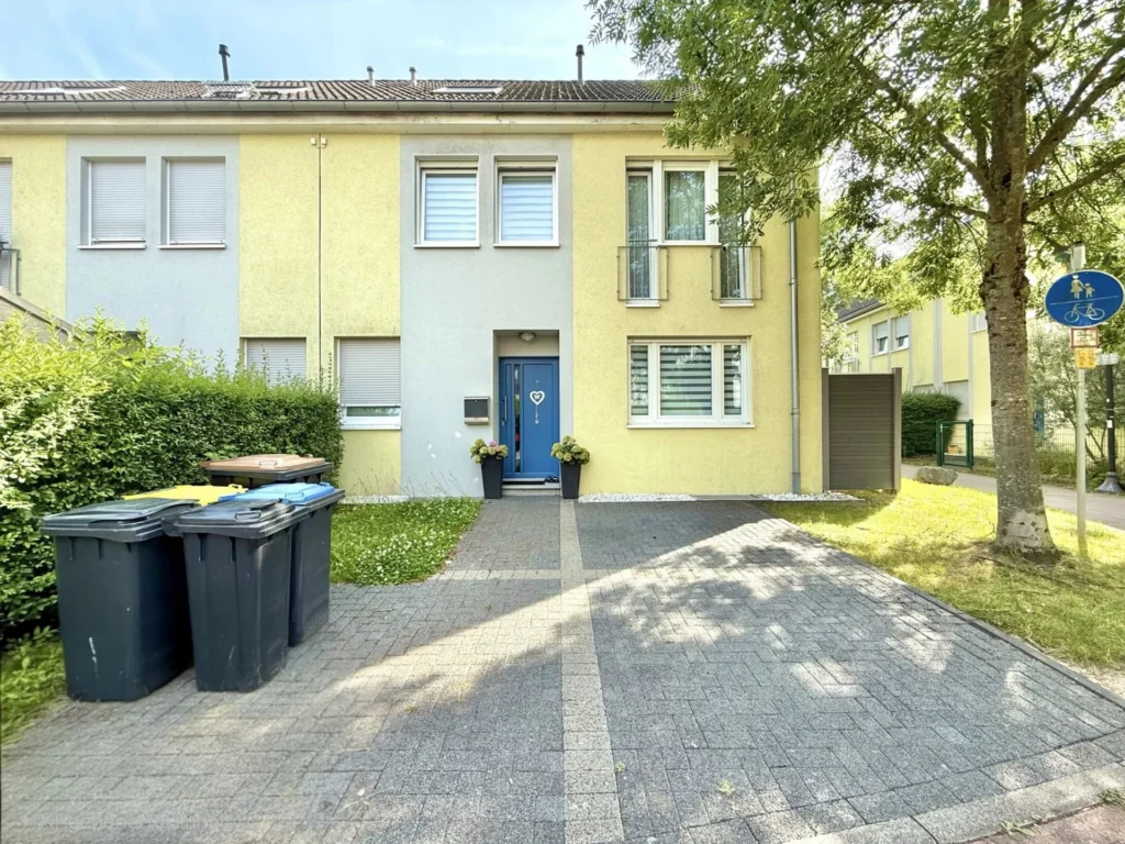 Vorderansicht des Wohnhauses mit Zufahrt und Hauseingang