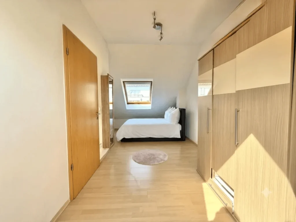 Kinderzimmer mit Fenster und Platz für Bett und Stauraum