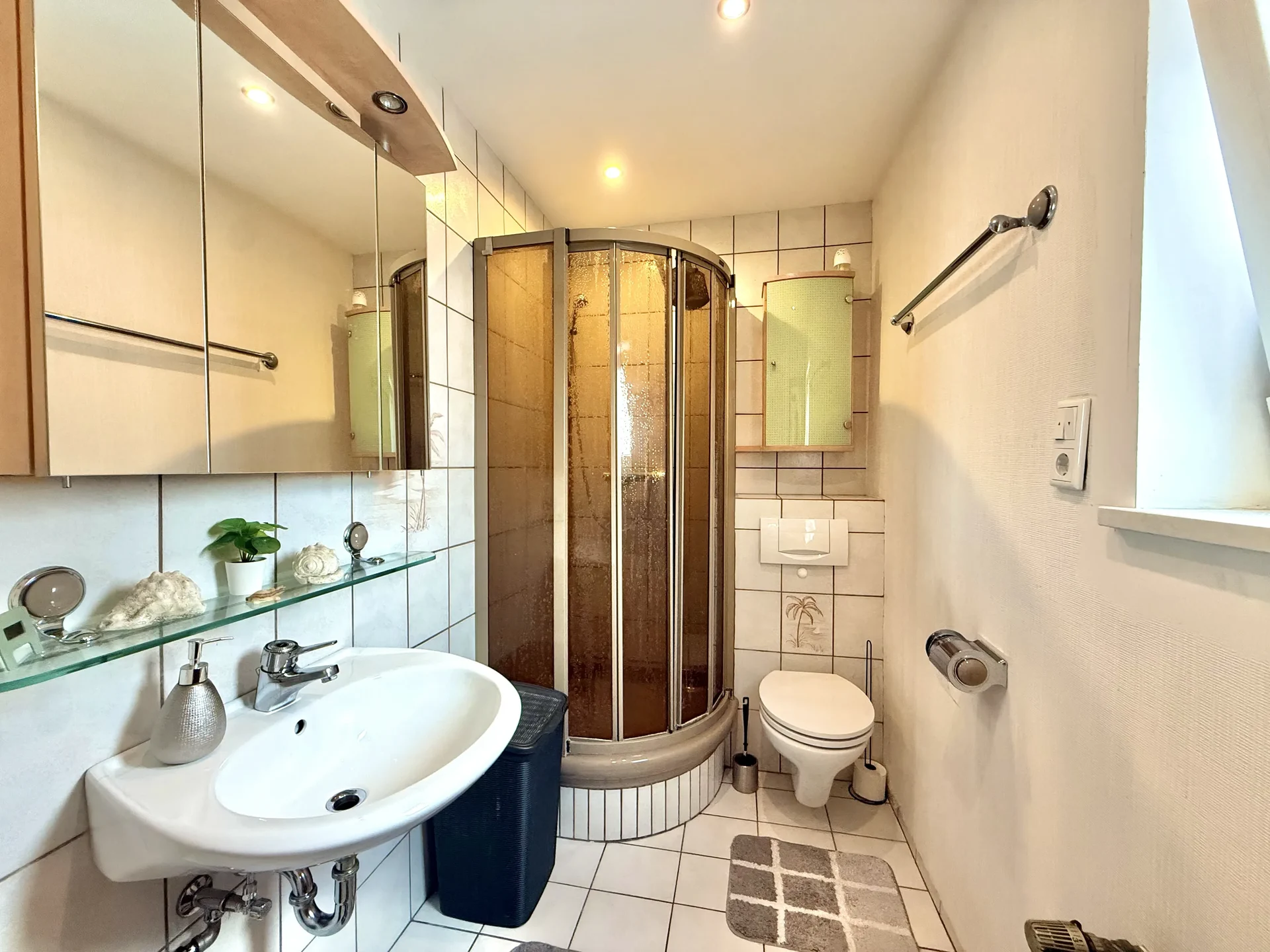 Badezimmer im ersten Obergeschoss mit Dusche, WC und Waschtisch