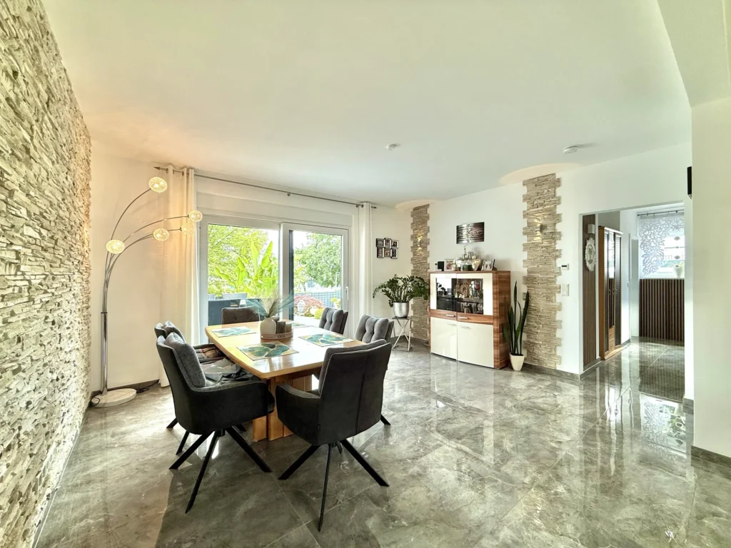 Essbereich mit Blick in den Wohnraum und Zugang zur Terrasse