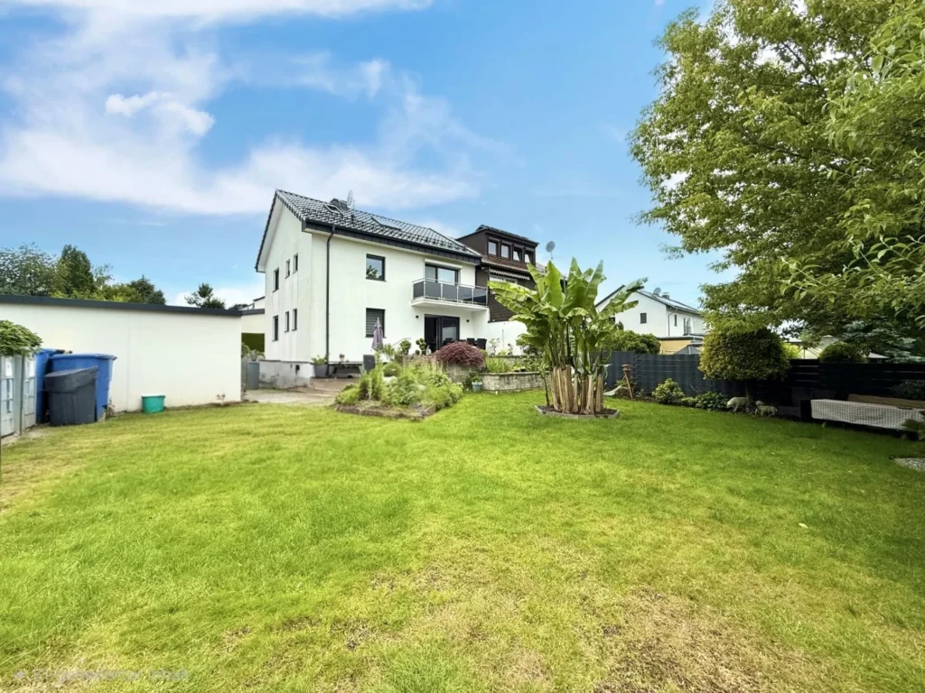 Rückansicht des Hauses mit Garten, Terrasse und Außenbereich