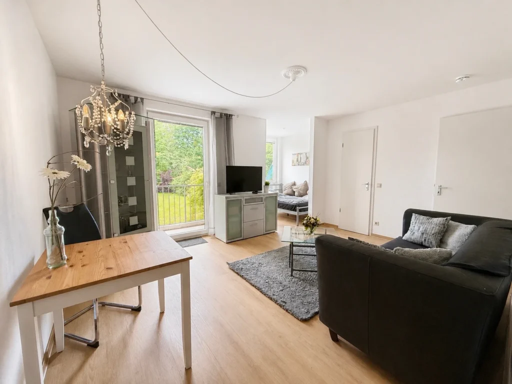 Heller Wohn- und Essbereich der Erdgeschosswohnung in Düsseldorf