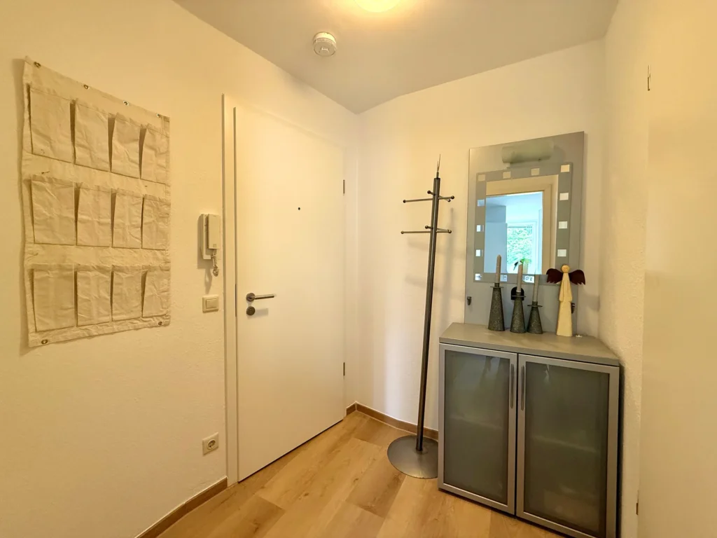 Eingangsbereich und Flur der Wohnung mit Stauraum