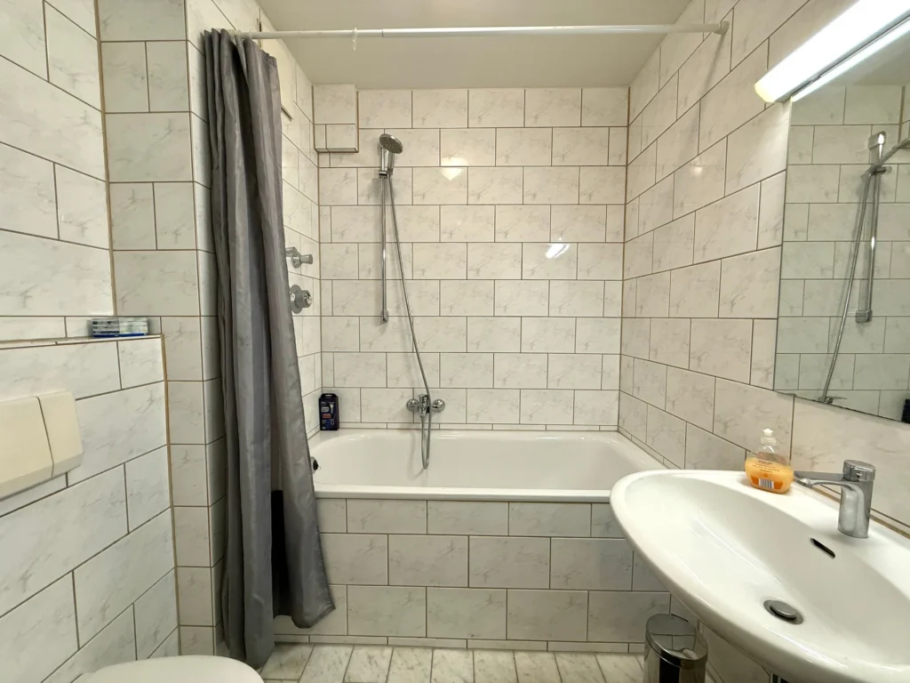 Badezimmer mit Badewanne, Dusche und Waschbecken
