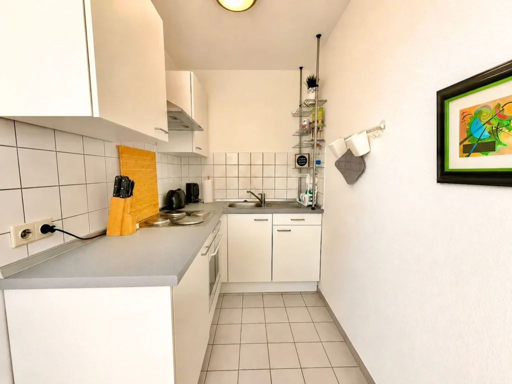 Separate Einbauküche mit hellen Fronten