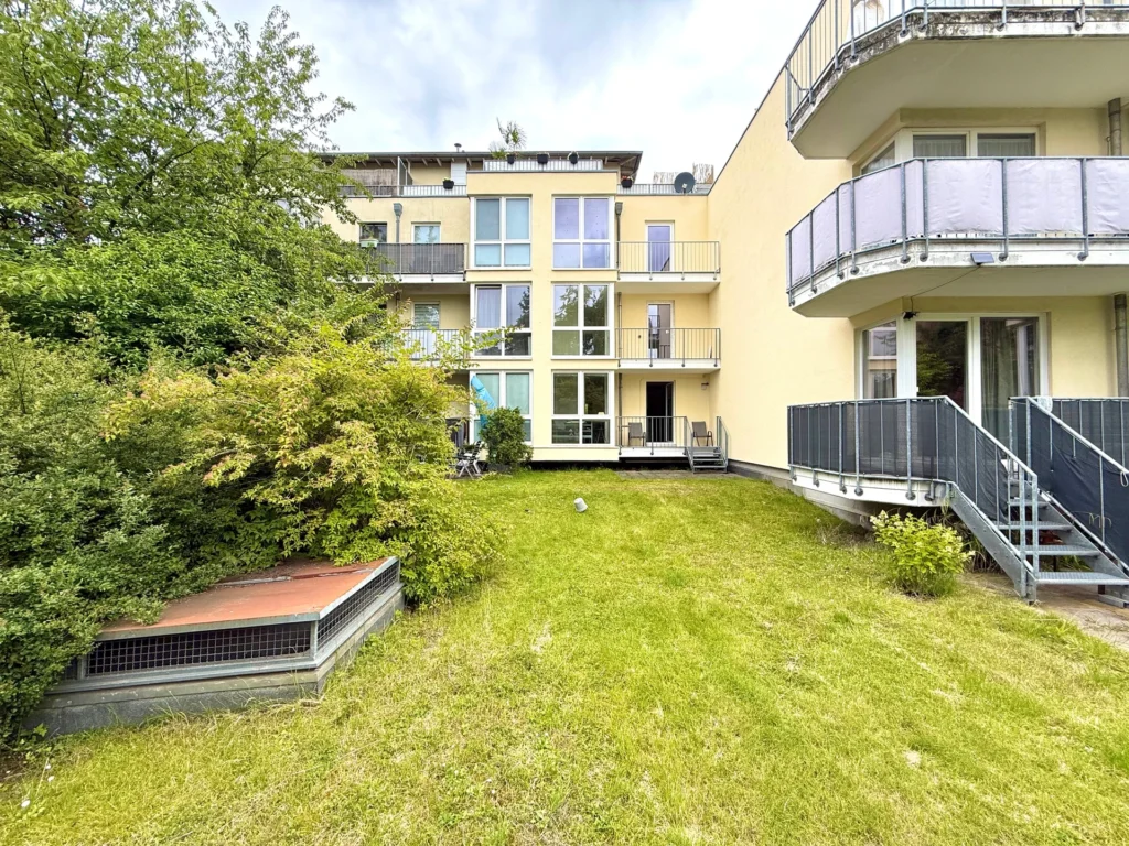 Begrünter Innenhof mit Blick auf die Wohnanlage