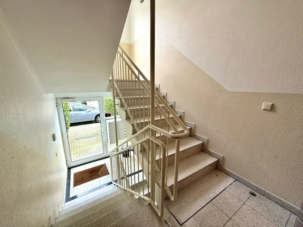 Gepflegtes Treppenhaus des Mehrfamilienhauses