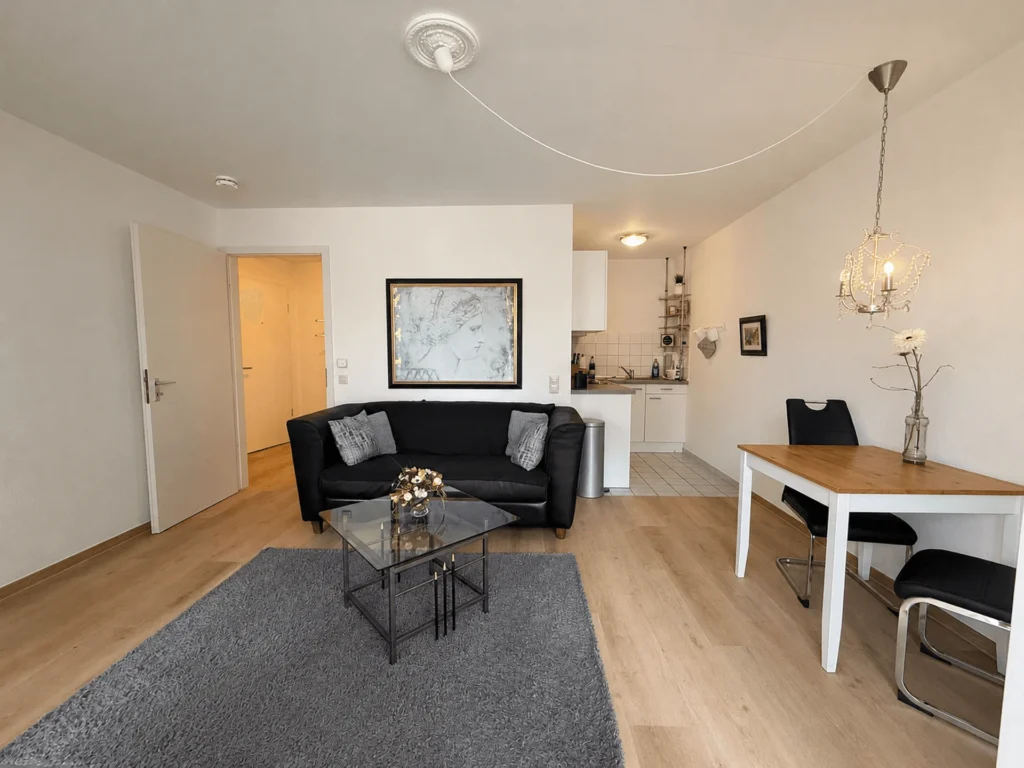 Wohnbereich mit Sofa, Essplatz und offener Küche