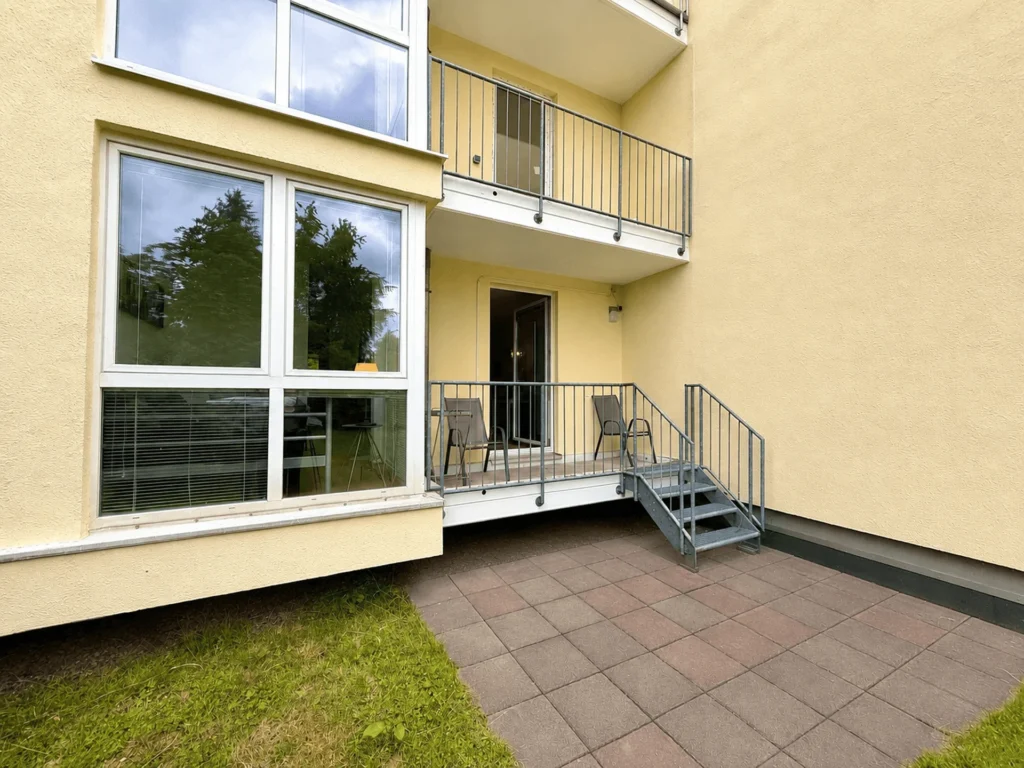 Terrasse der Erdgeschosswohnung mit Zugang zum Garten